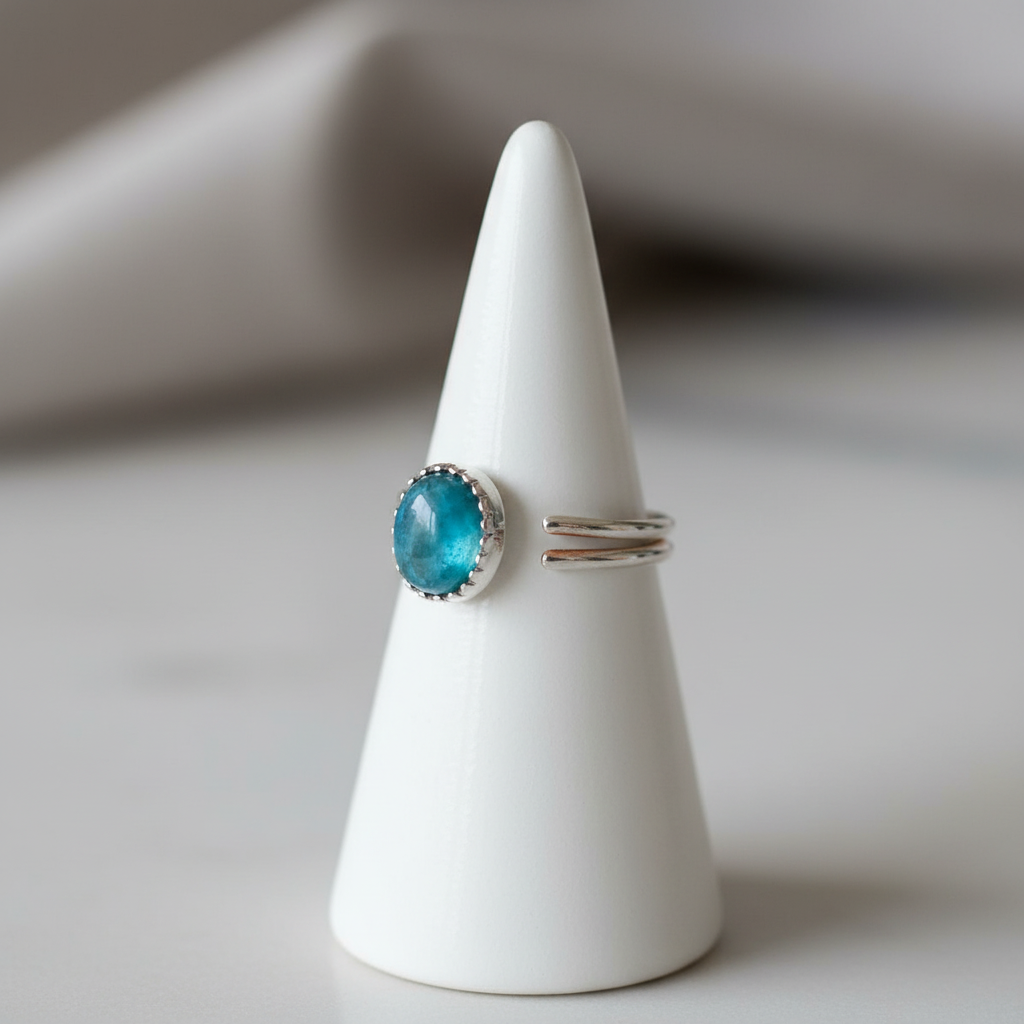 Anello apatite su porta-anello in ceramica