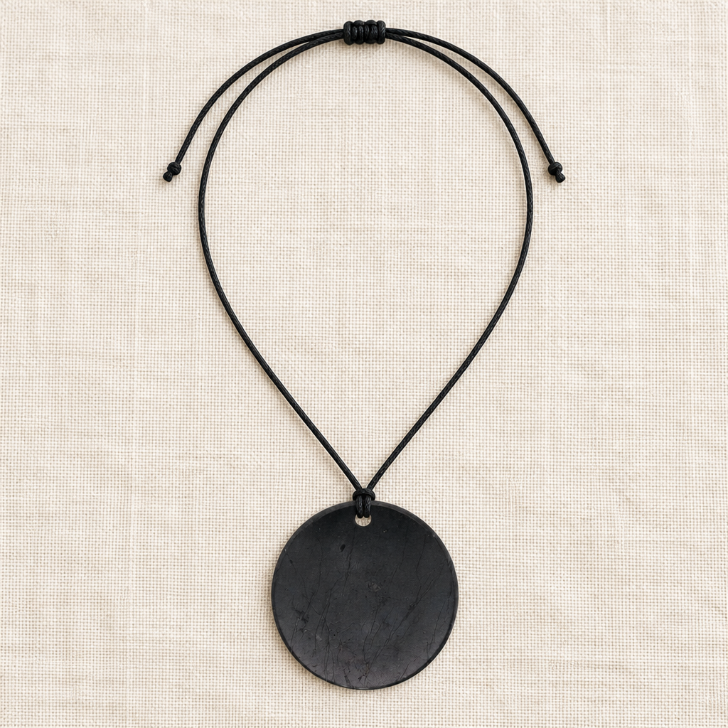 Collana con cordino e shungite su lino