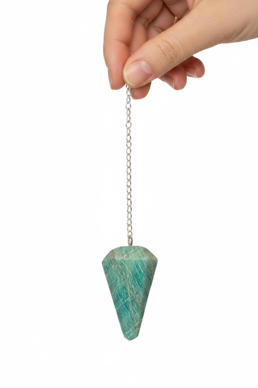 Pendolo Amazzonite - tenuto in mano lifestyle