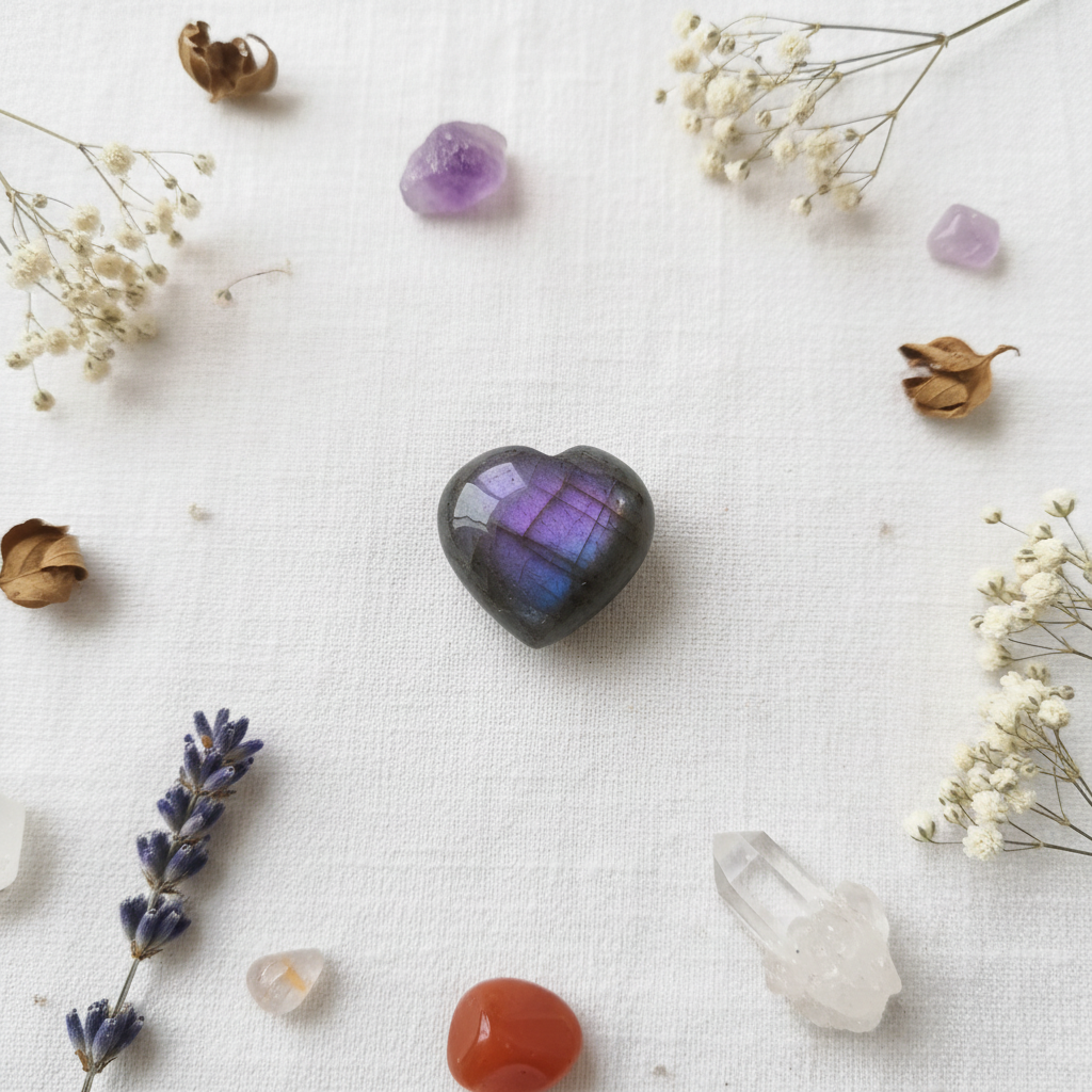Cuore in Labradorite viola con fiori su lino