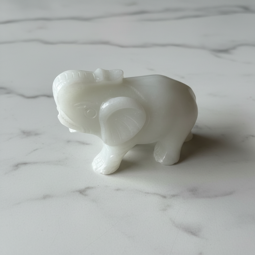 Elefante Portafortuna in Giada Bianca - flatlay su marmo