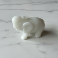 Elefante Portafortuna in Giada Bianca - flatlay su marmo