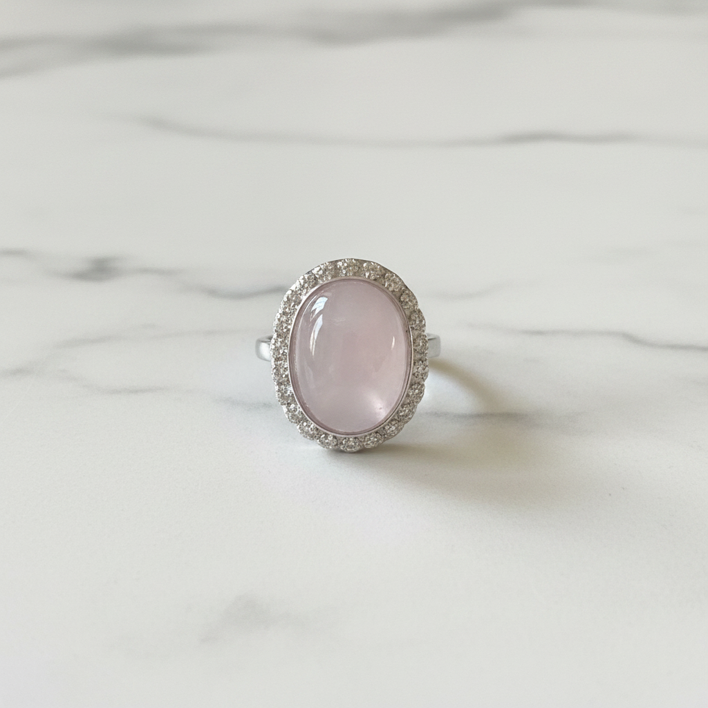 Anello quarzo rosa zirconi flatlay marmo