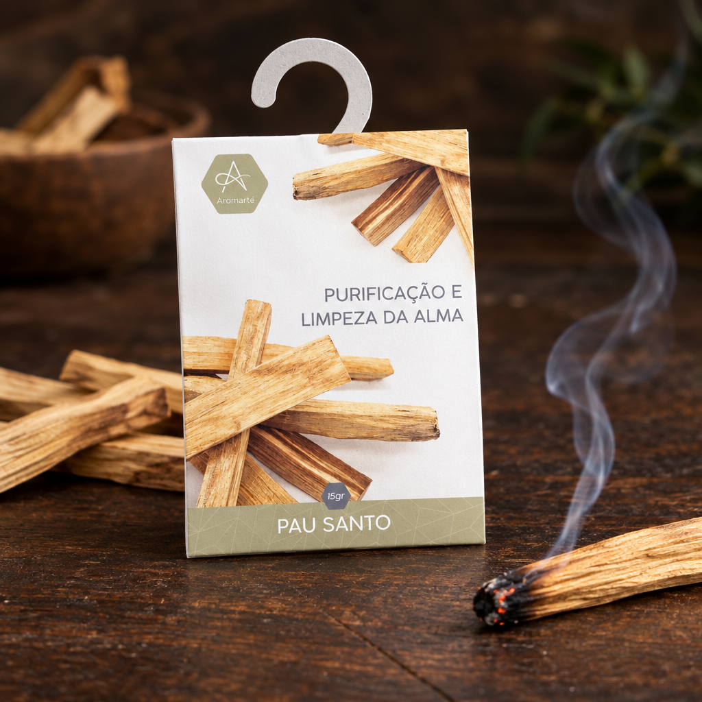 Palo santo acceso con scia di fumo