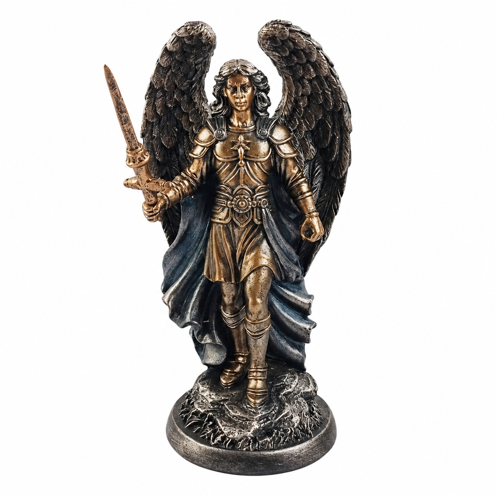 Statua Arcangelo Michele in resina su sfondo bianco