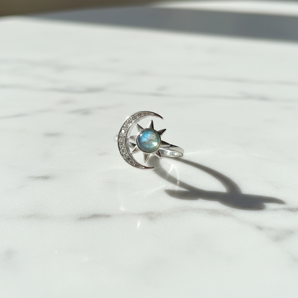 Anello sole e luna labradorite - sfondo marmo