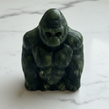 Gorilla in Giada Verde - flatlay su marmo