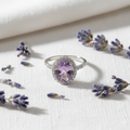 Anello ametista sfaccettata flat lay con lavanda