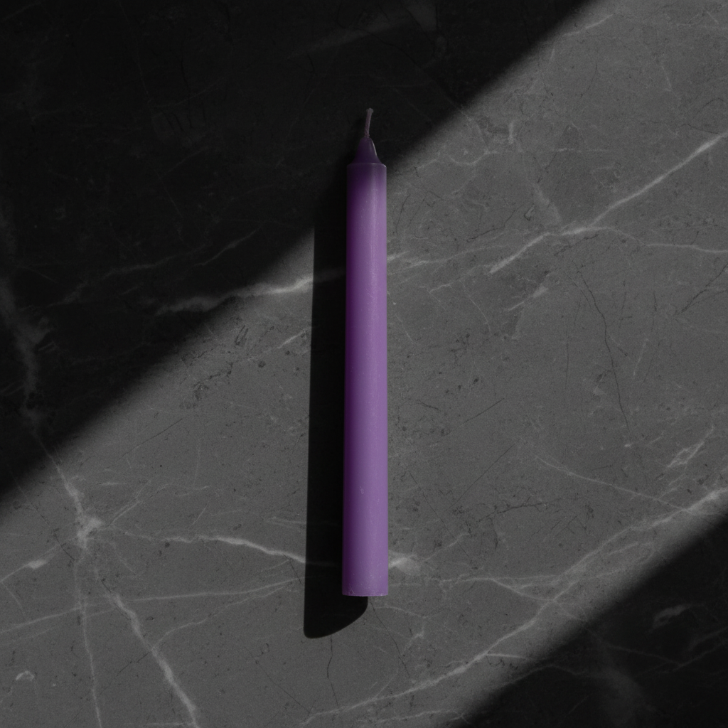 Candela Viola Rituale - Editoriale Minimalista