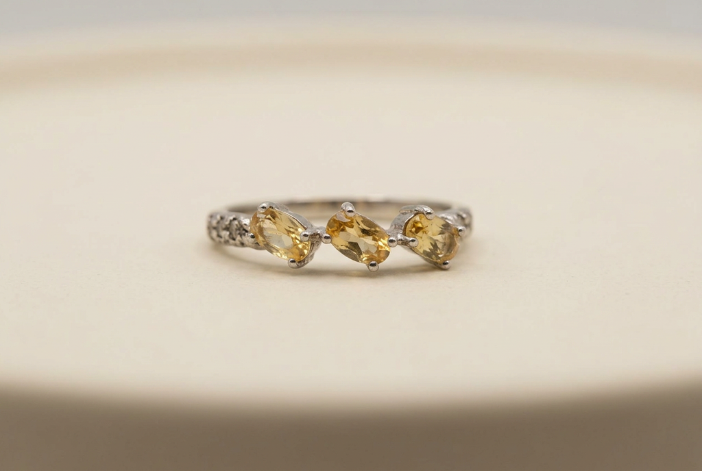 Anello 317 orizzontale su ceramica crema