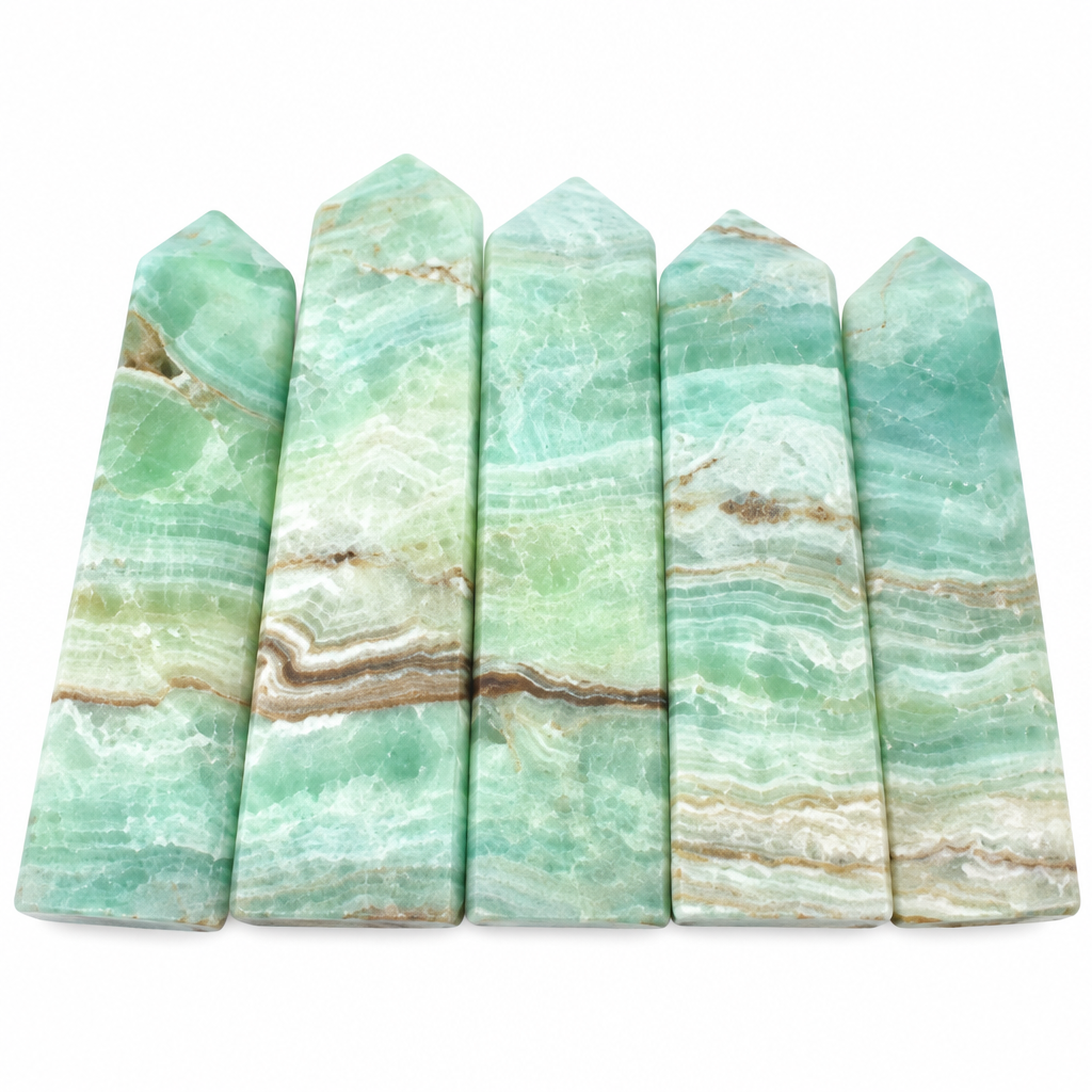 Obelischi in calcite caraibica su sfondo bianco