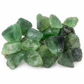 Fluorite verde grezza su fondo bianco