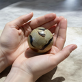 Sfera Septaria tenuta in mano