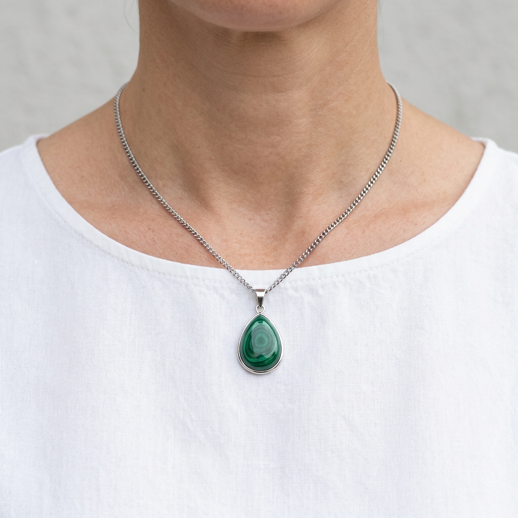 Collana in malachite con catenina da 45 cm indossata