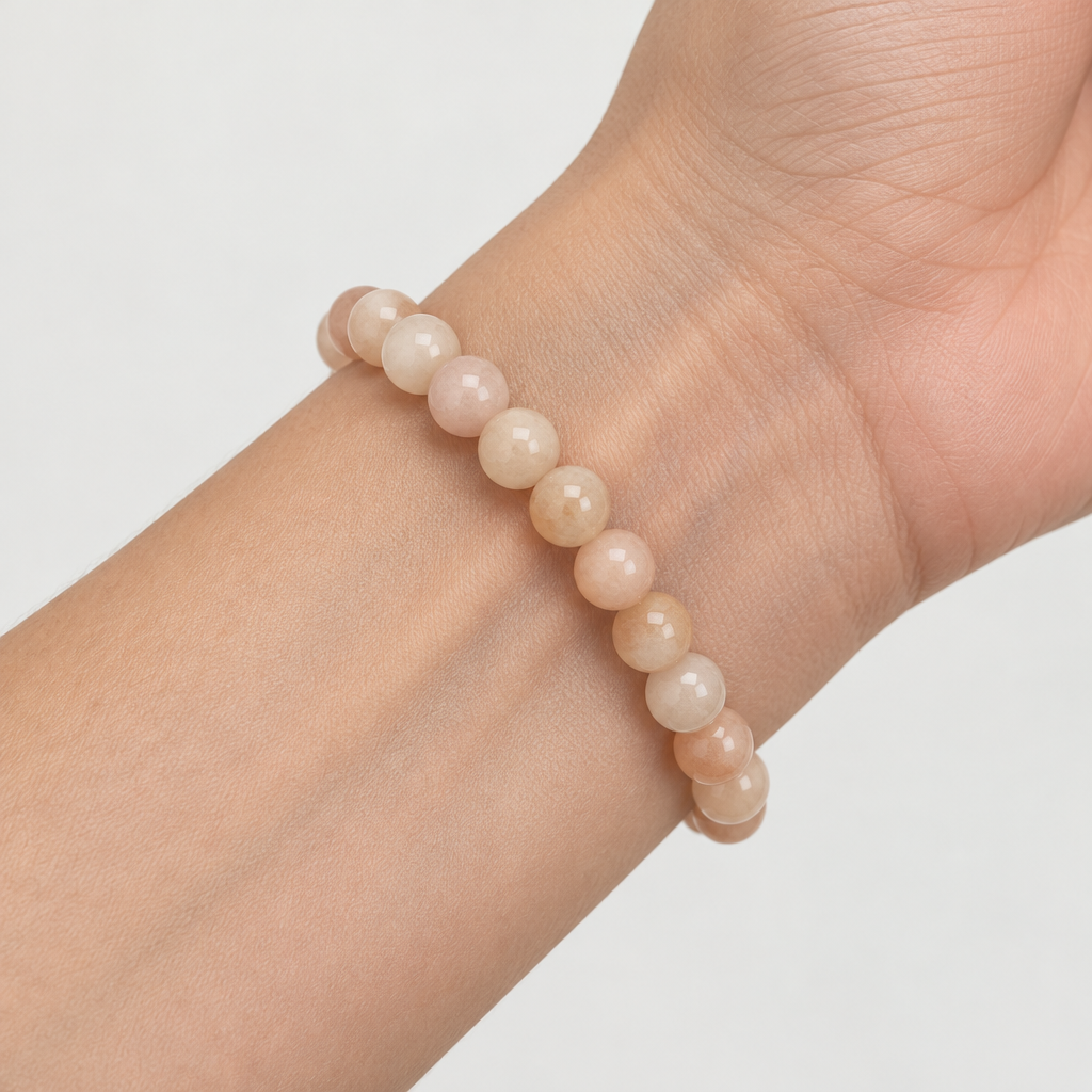 Bracciale in avventurina rosa indossato al polso