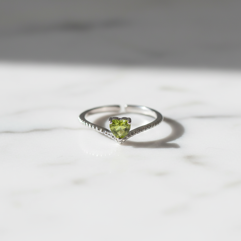 Anello coroncina peridoto su marmo bianco
