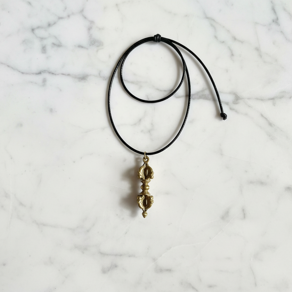 Collana dorje grande - flatlay marmo bianco