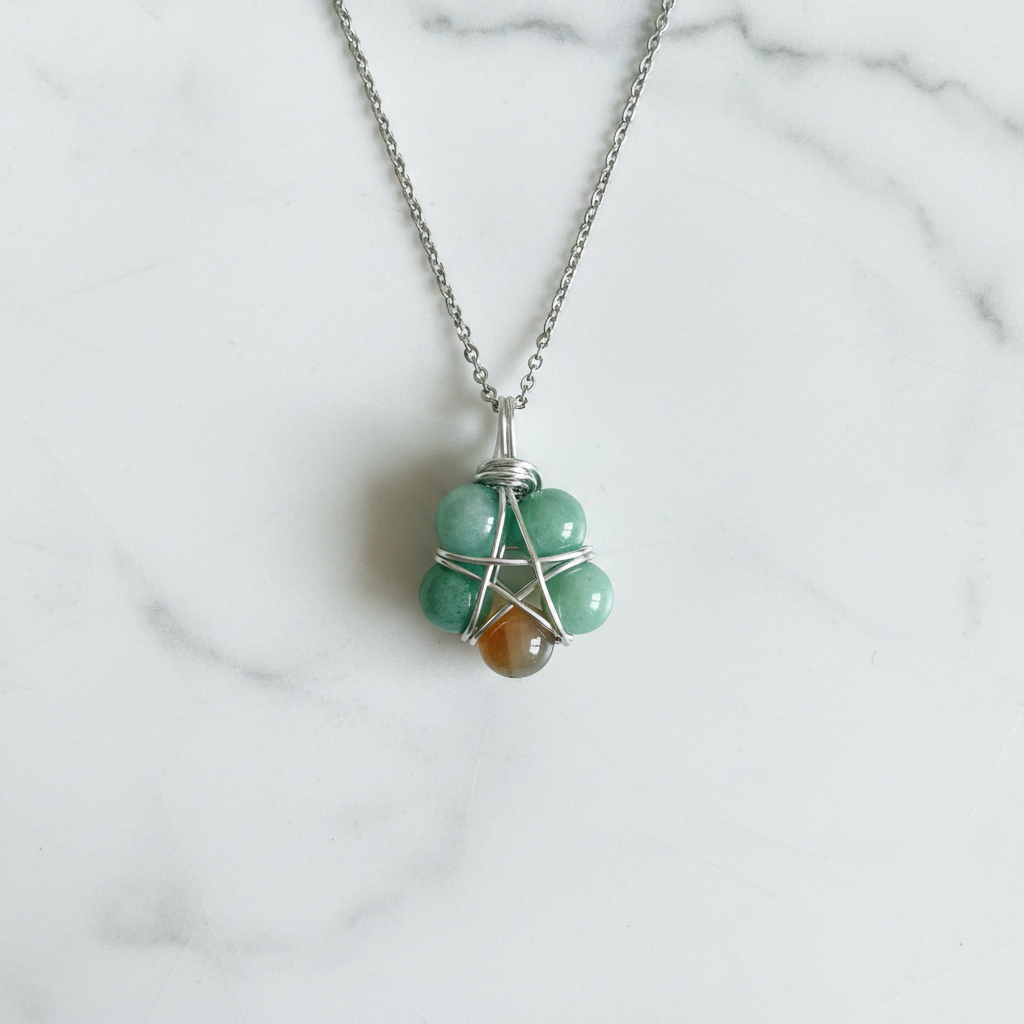 Collana Pentacolo Crisoprasio - flatlay su marmo