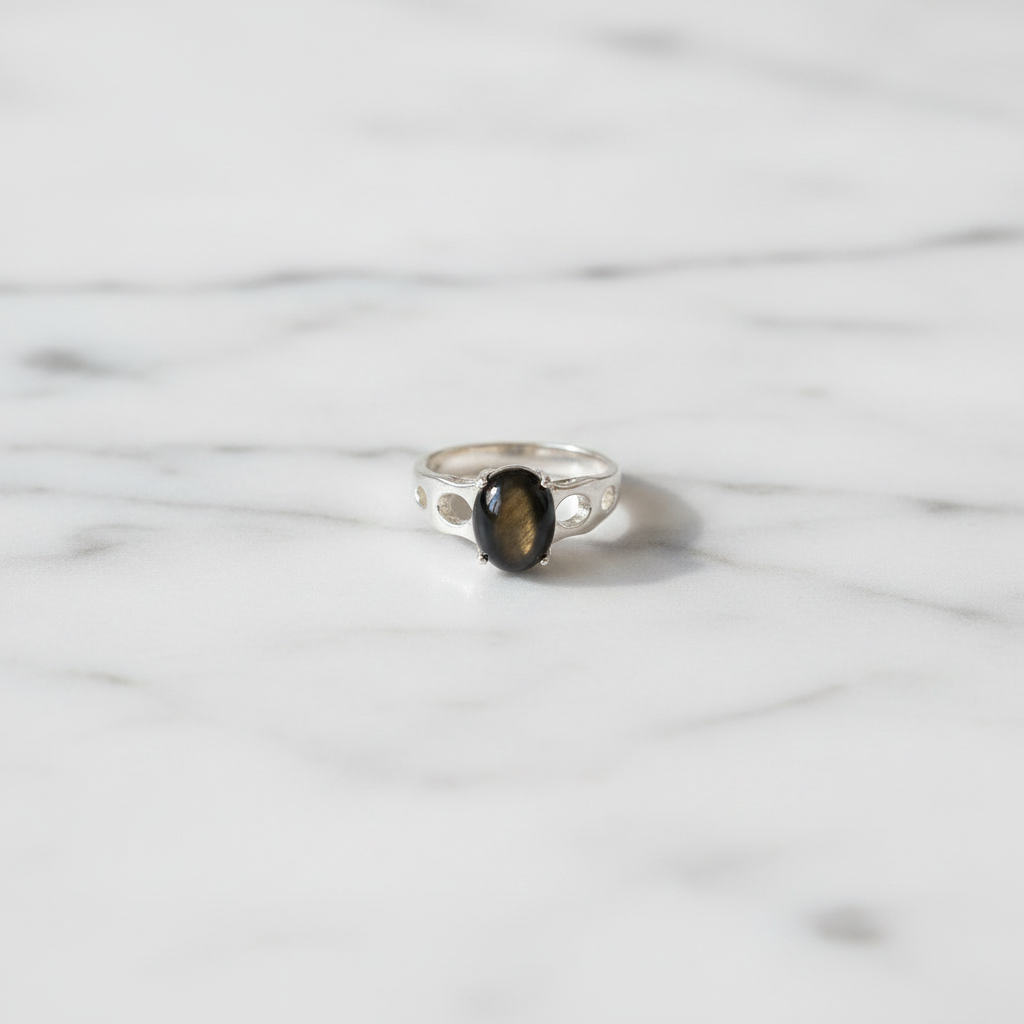 Anello ossidiana gold flatlay marmo