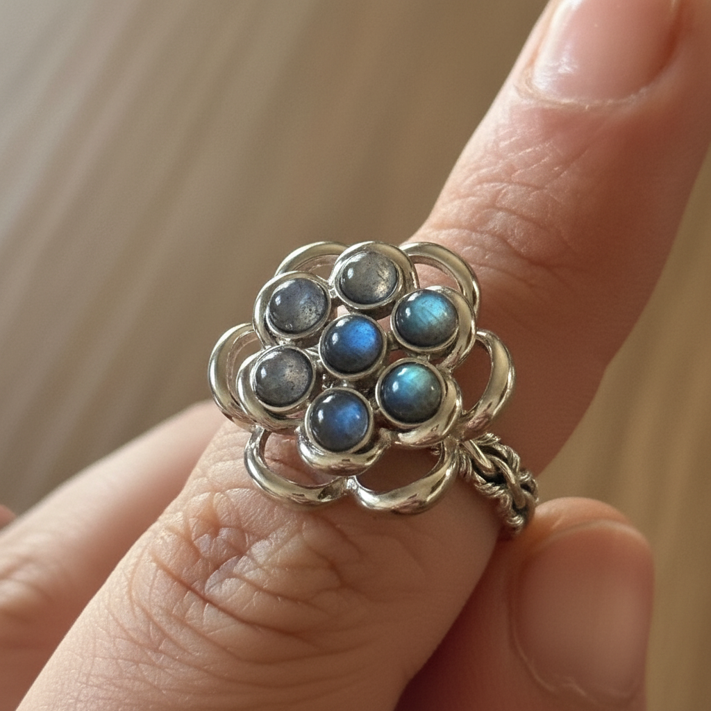 Anello labradorite fiore indossato stile originale