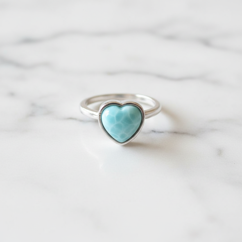 Anello larimar cuore flatlay marmo