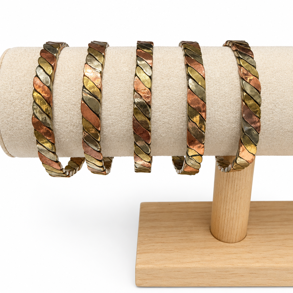 Bracciali in rame a motivo diagonale, sfondo bianco