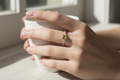 Anello coroncina peridoto indossato - lifestyle shot