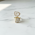 Anello Drusa Agata Bianca Gold - Flatlay su marmo