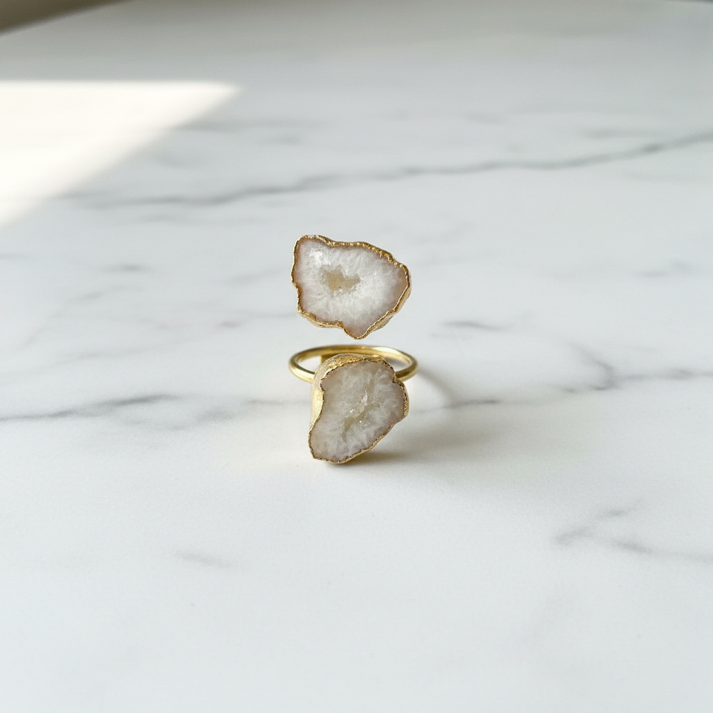 Anello Drusa Agata Bianca Gold - Flatlay su marmo