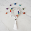 Japamala 7 chakra in cerchio su marmo con pietre dei chakra