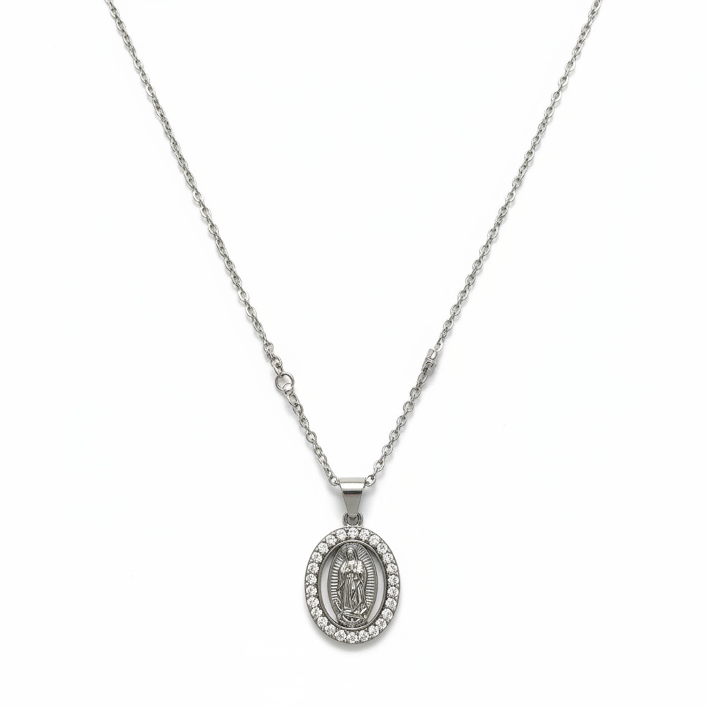 Collana Medaglia Miracolosa silver flat lay sfondo bianco