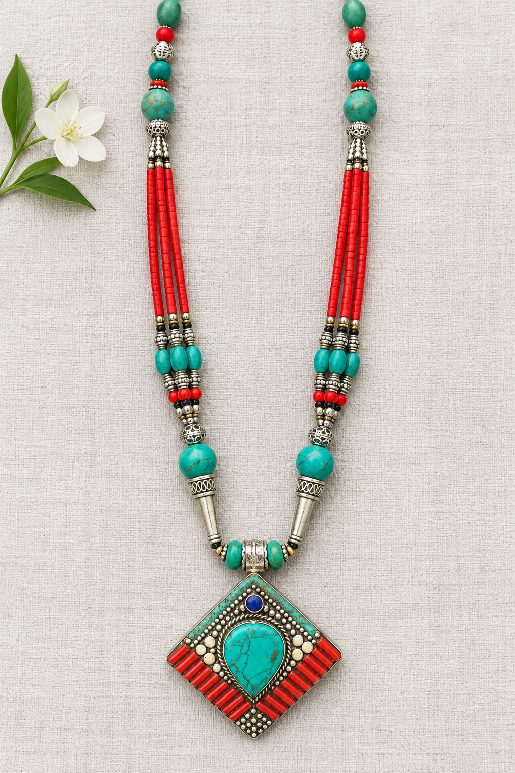 Collana Khampa tibetana su lino chiaro