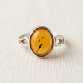 Anello ambra 324 su lino