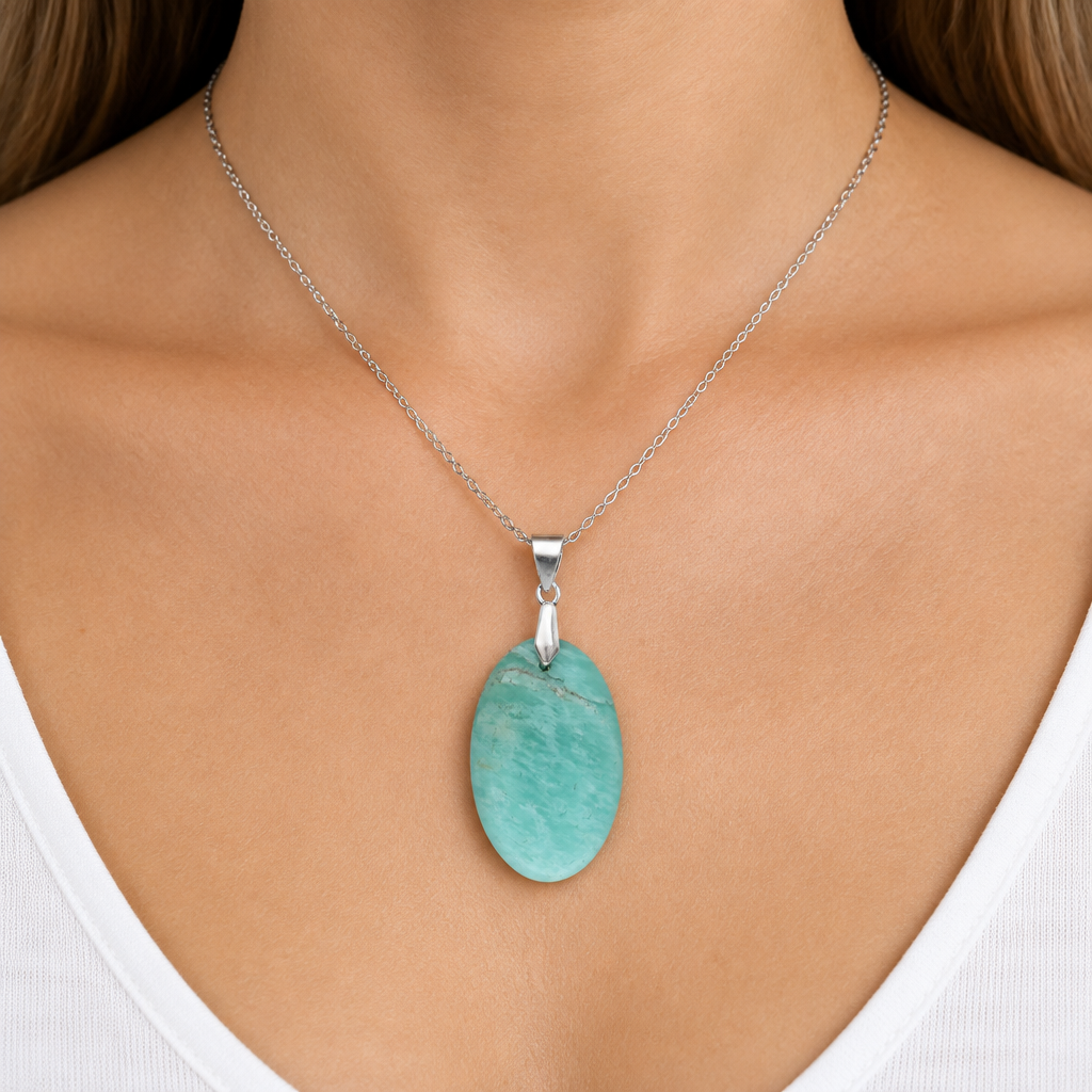 Collana in amazzonite indossata