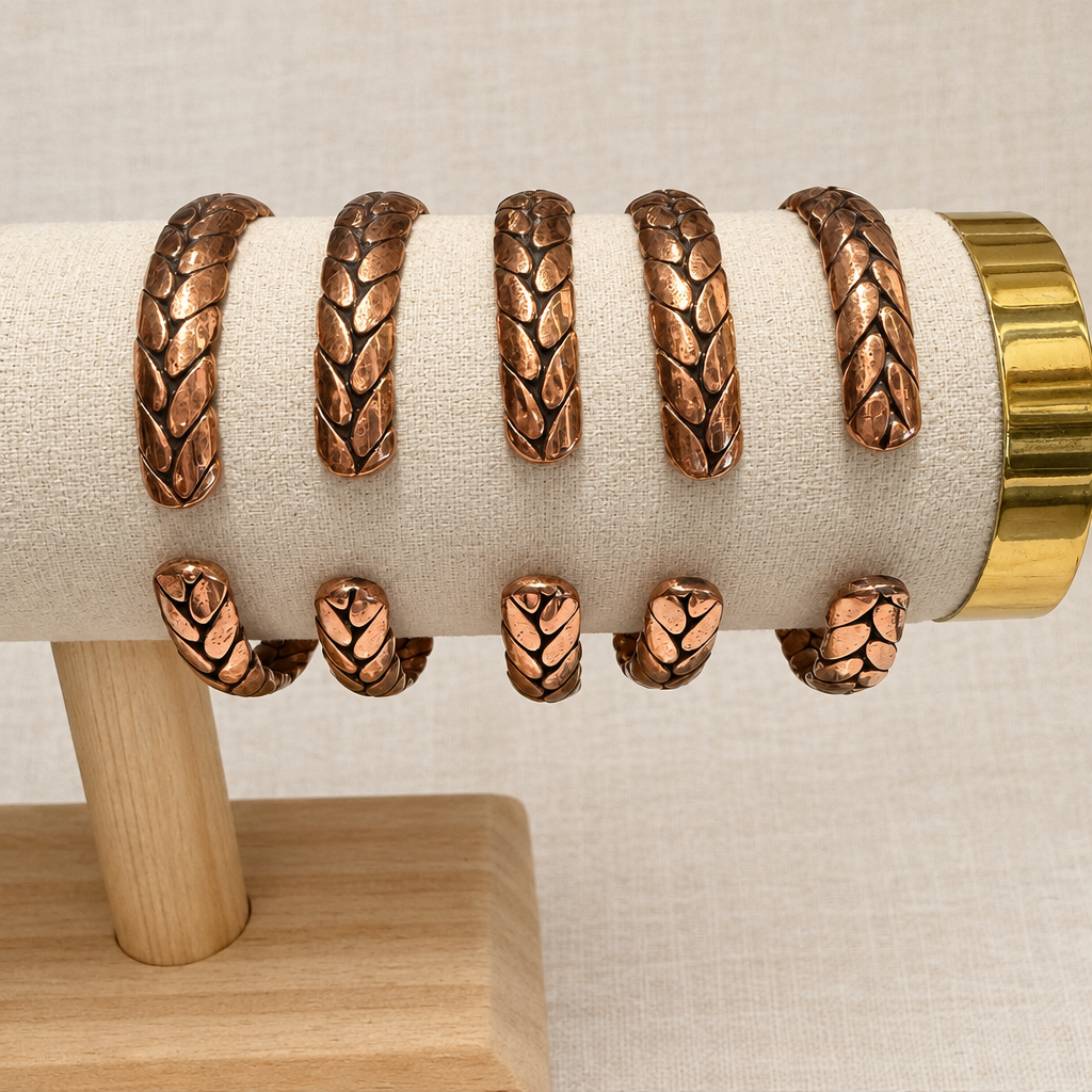 Bracciali aperti con motivo a foglie, sfondo lino