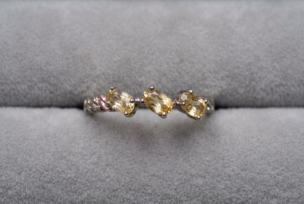 Anello 317 orizzontale su velluto grigio