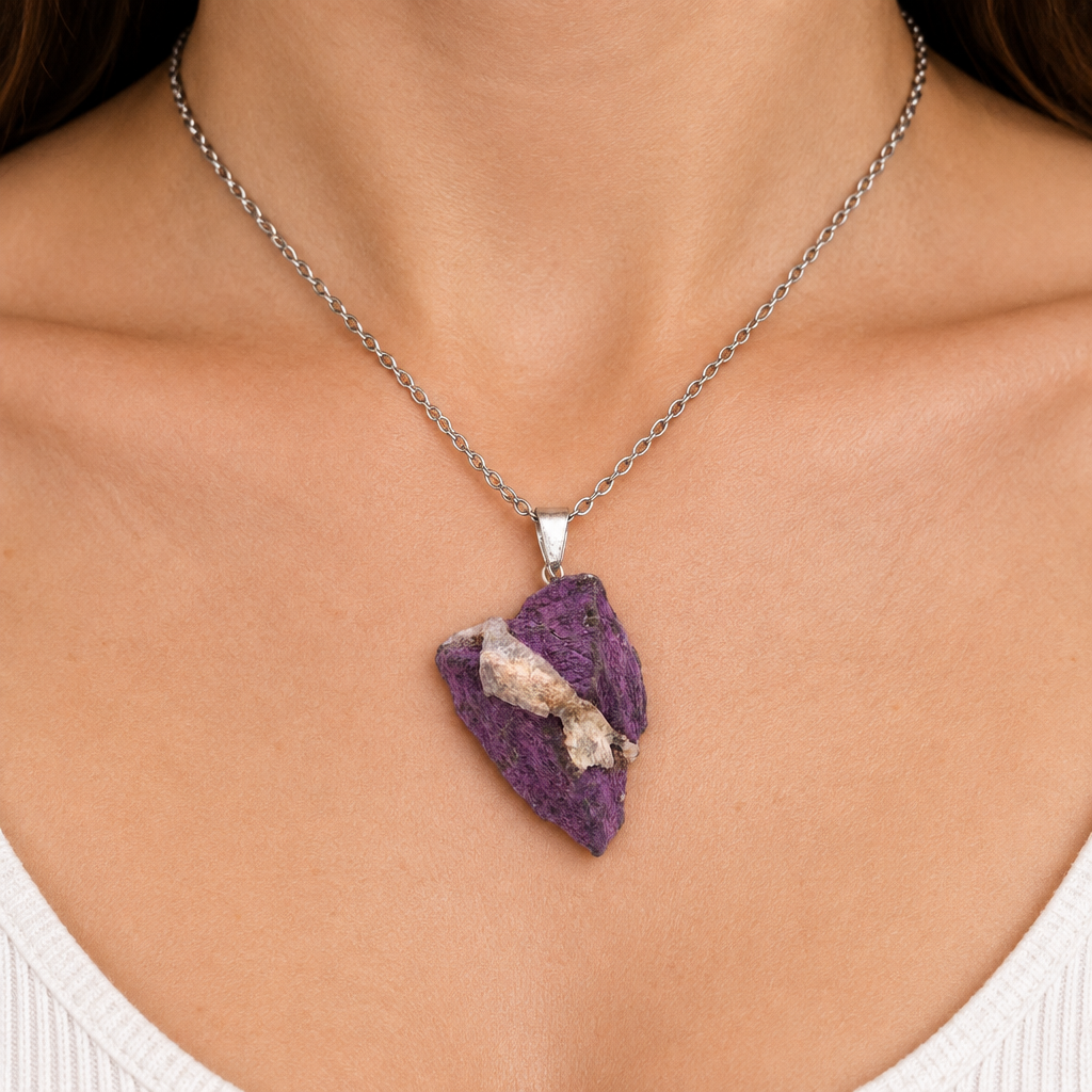 Collana in acciaio con stichtite indossata