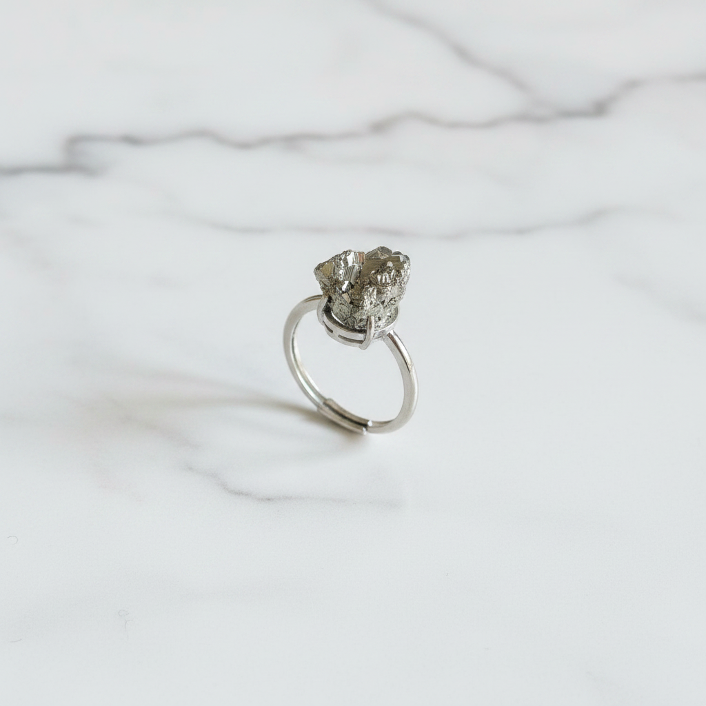 Anello pirite flatlay marmo