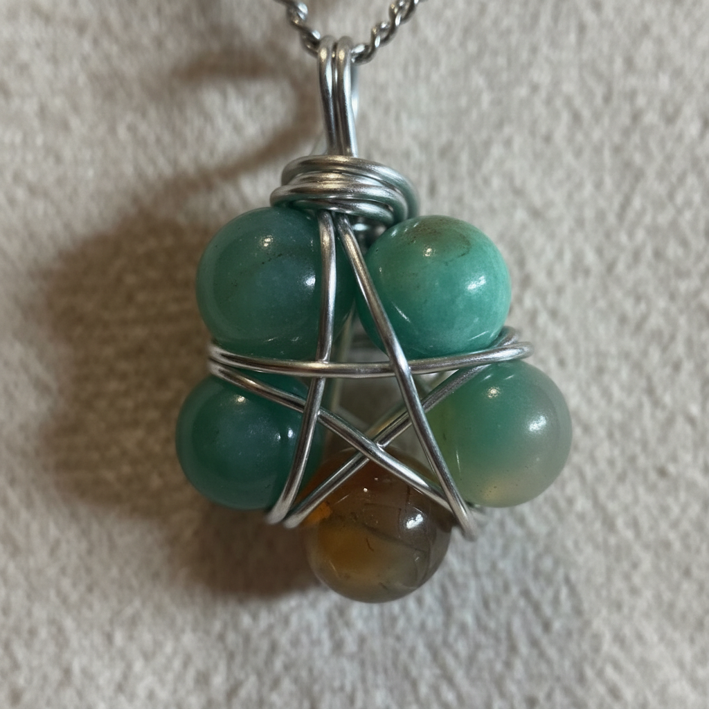 Collana Pentacolo Crisoprasio - macro close-up wire wrapping