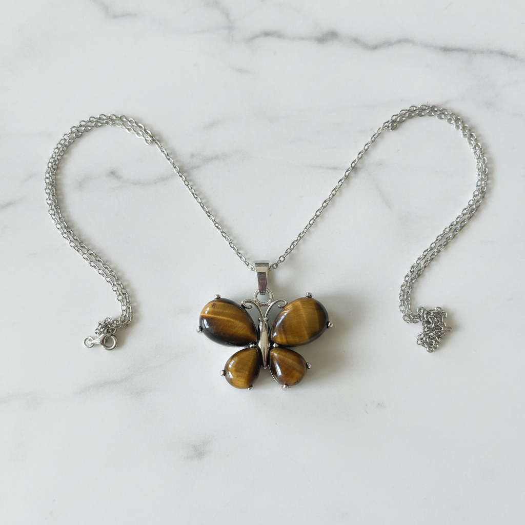 Collana farfalla occhio di tigre silver flatlay su marmo