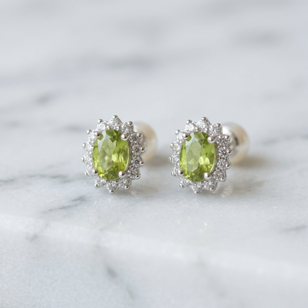 Orecchini in peridoto su marmo