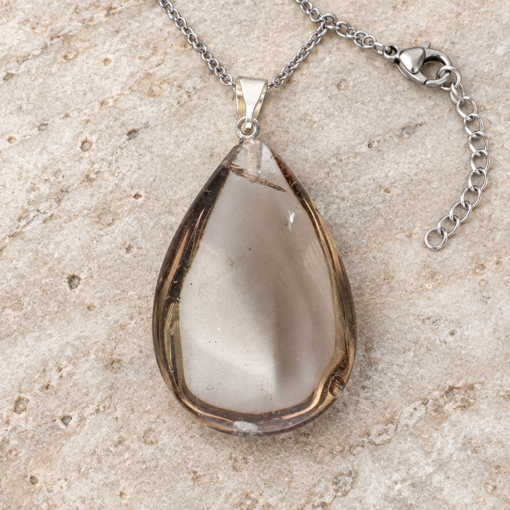 Dettaglio del quarzo fumé a goccia con collana