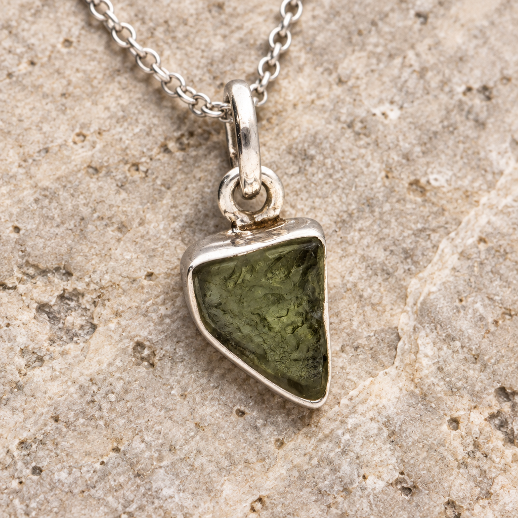 Dettaglio della moldavite con castone in argento