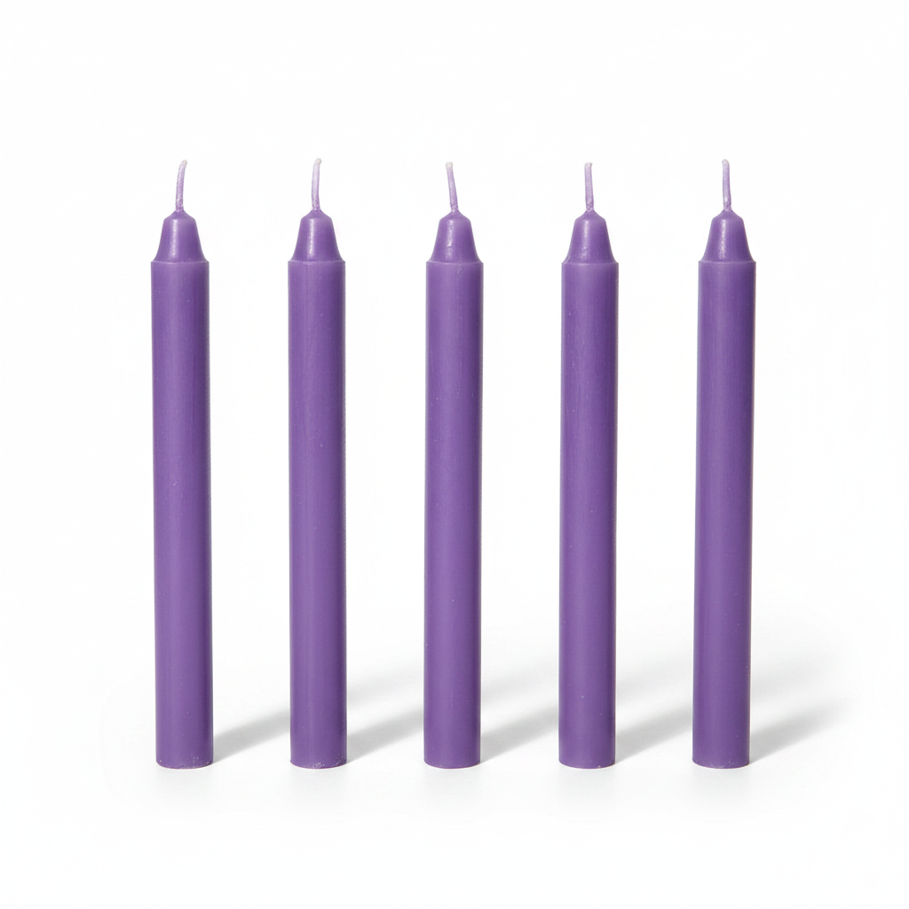 5 candele viola per rituali sfondo bianco