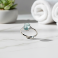 Anello acquamarina su marmo bianco