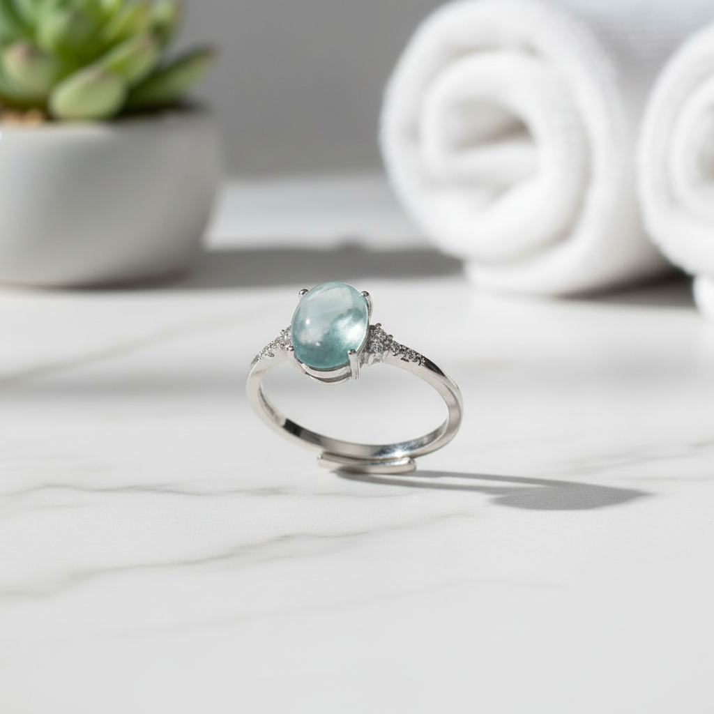 Anello acquamarina su marmo bianco