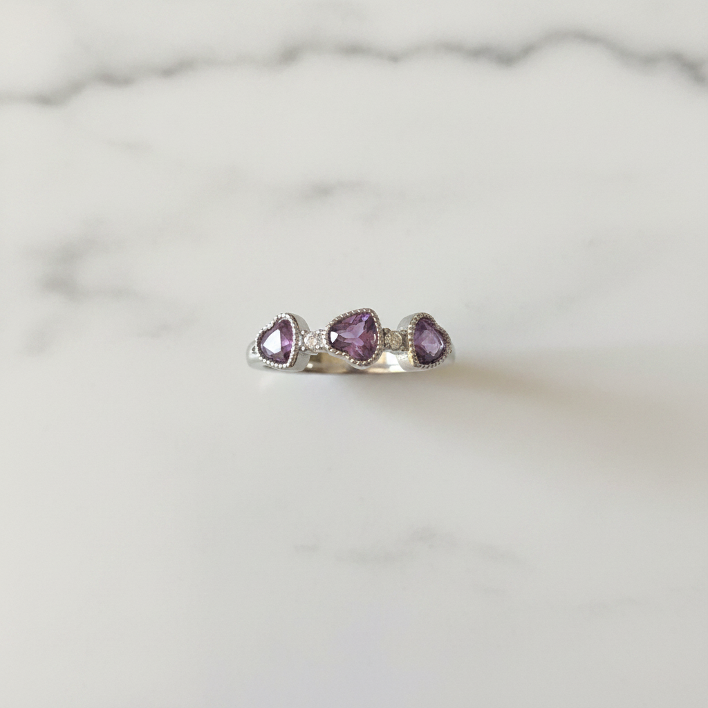 Anello tre cuori quarzo fragola flatlay marmo