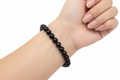 Bracciale onice nero 8mm indossato al polso