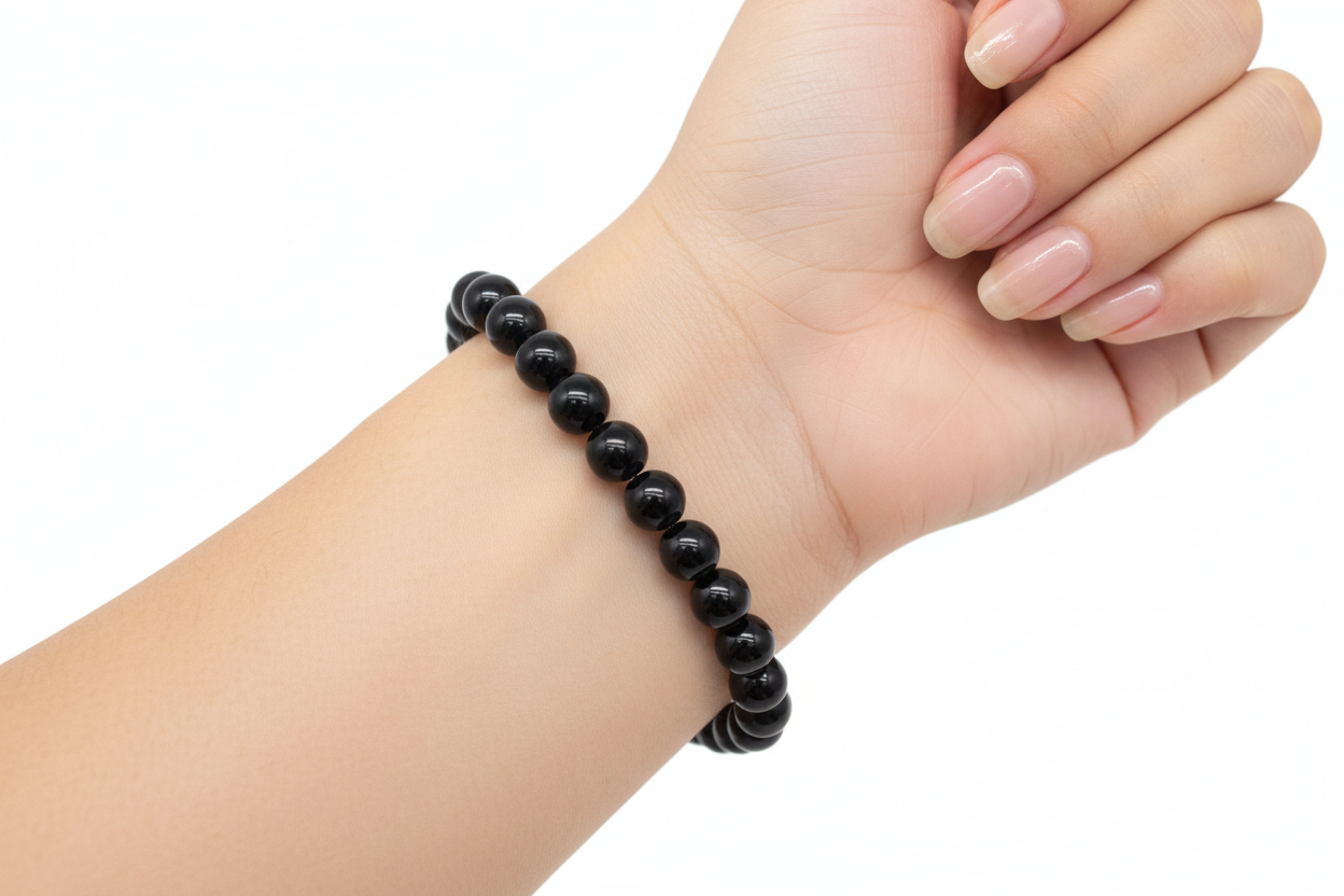 Bracciale onice nero 8mm indossato al polso