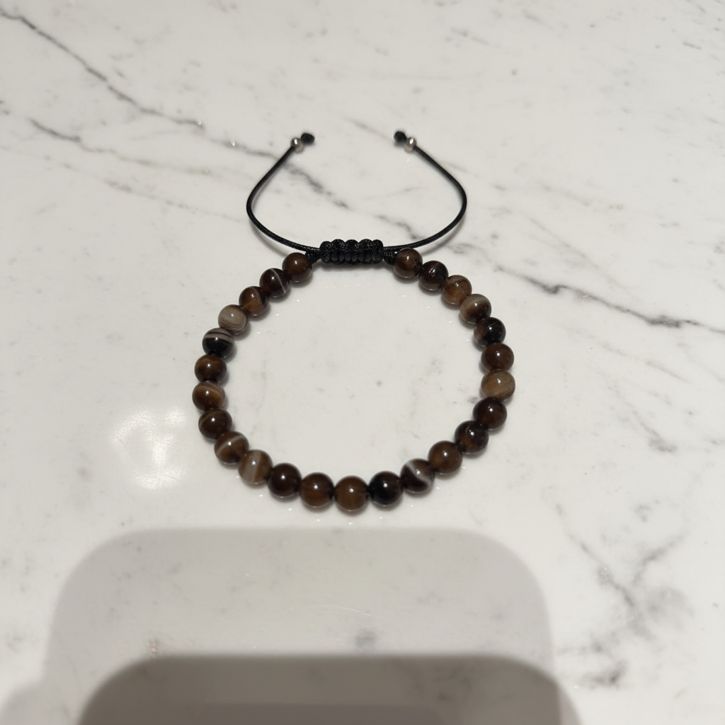 Bracciale agata bronzo flatlay su marmo